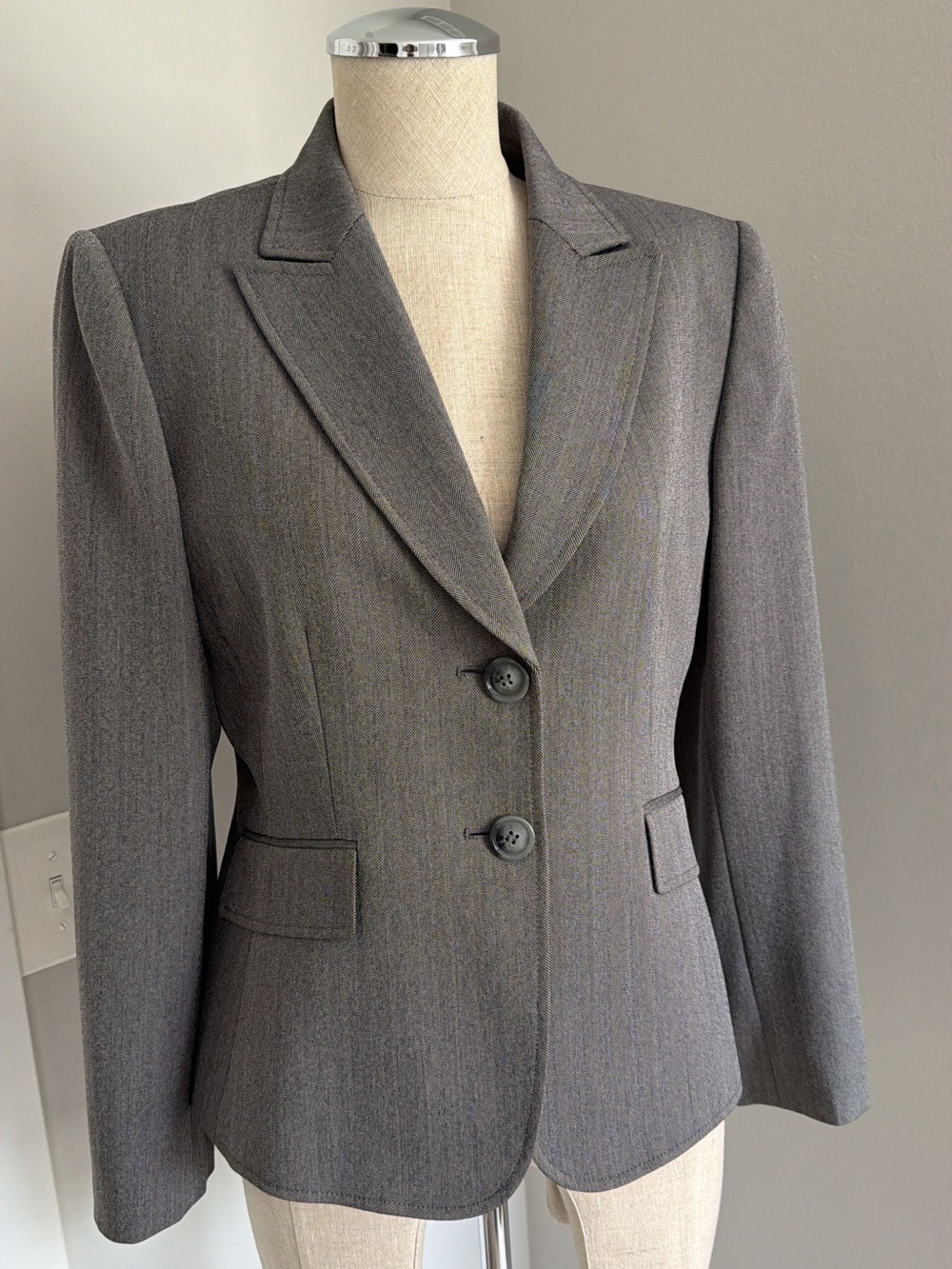 2000s Tahari Arthur S. Levine Women’s Gray Herringbone Blazer Lined Button 8P
